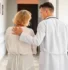 doctor tocando la espalda de un paciente después de un diagnóstico grave